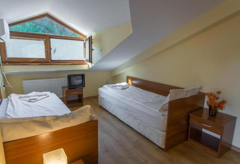 חדר סטנדרט לשלושה, Hera Guest House