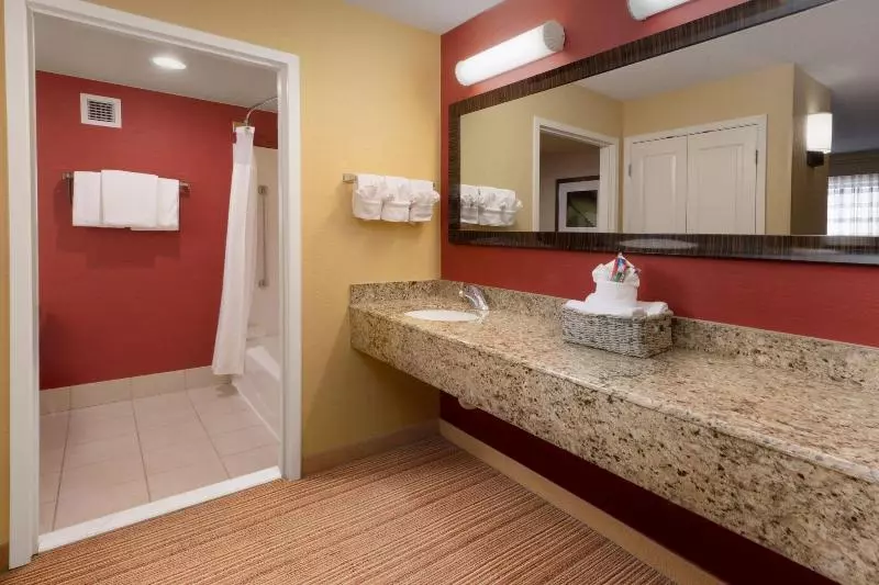 キングサイズベッドのスイートルーム, Courtyard By Marriott Dallas Plano In Legacy Park