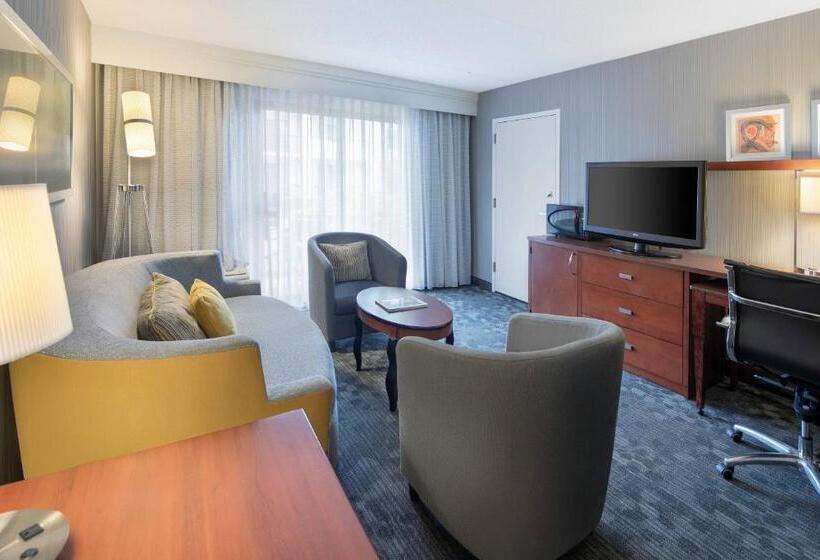 스위트 킹사이즈 침대, Courtyard Detroit Southfield
