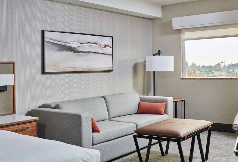 발코니가 있는 스위트, Doubletree By Hilton Fullerton