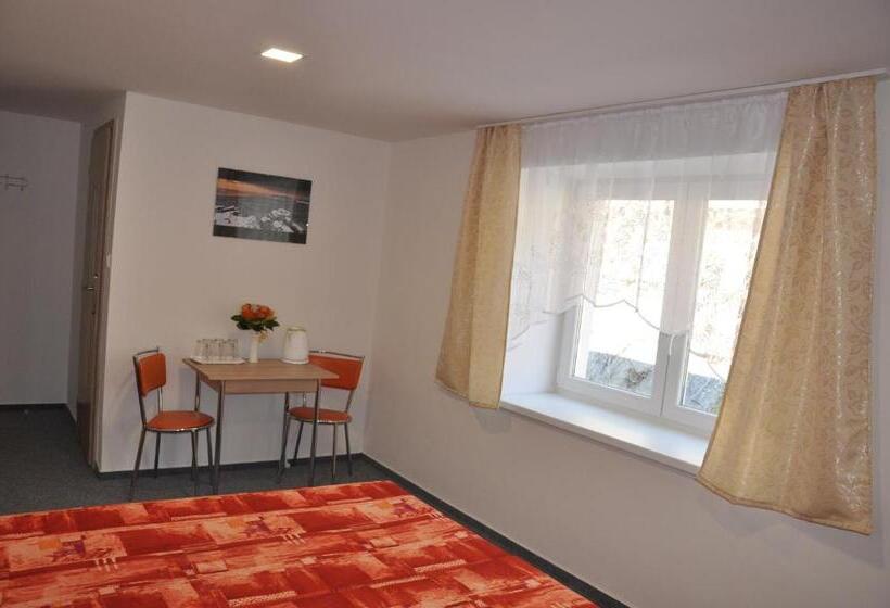 חדר סטנדרט לשלושה, Hostel Děčín Na Skřivánce