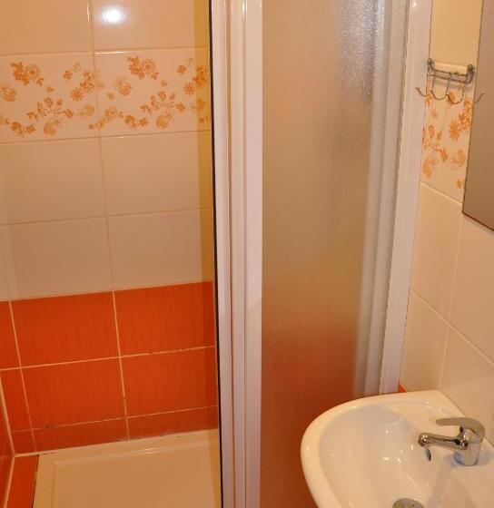 חדר סטנדרט לשלושה, Hostel Děčín Na Skřivánce