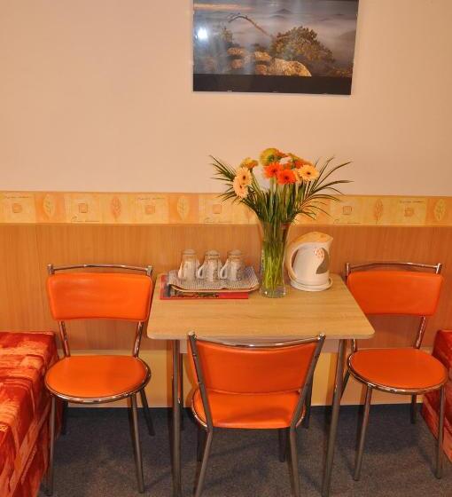 חדר סטנדרט לשלושה, Hostel Děčín Na Skřivánce