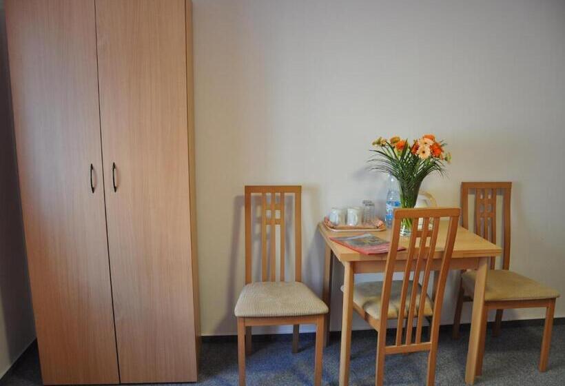 חדר סטנדרט לשלושה, Hostel Děčín Na Skřivánce