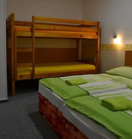スタンダード４人部屋, Hostel Děčín Na Skřivánce