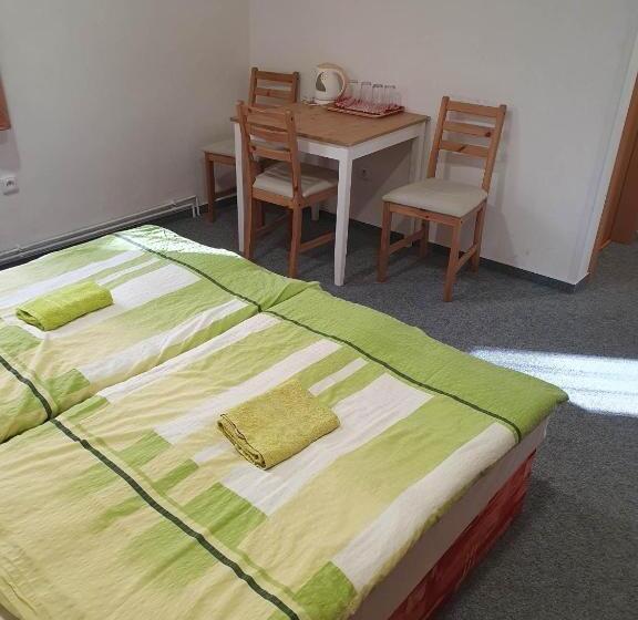 Четырехместный Номер Стандарт, Hostel Děčín Na Skřivánce
