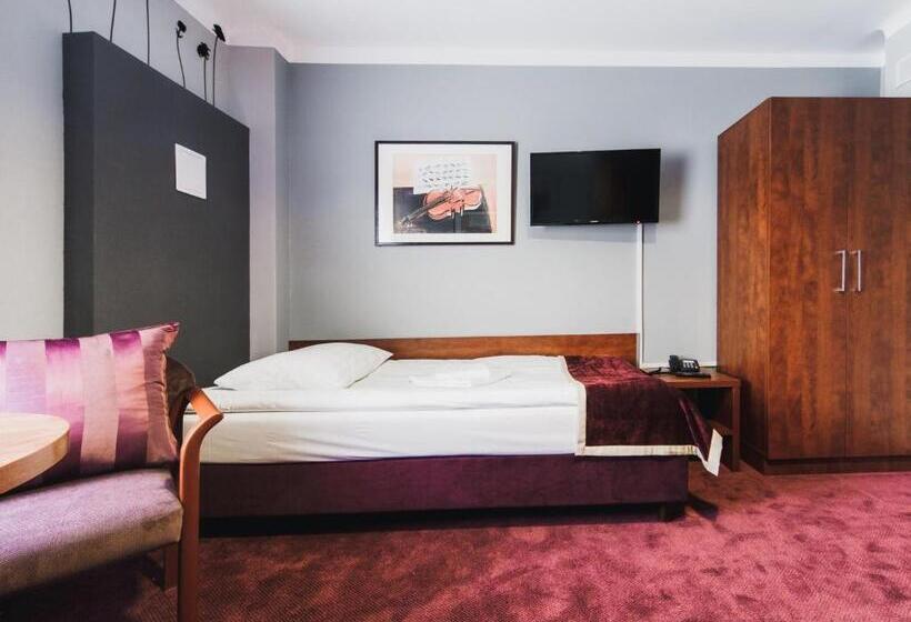 Номер Стандарт, Chmielna Warsaw