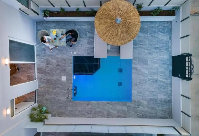 سوییت با استخر, Delfina Boutique
