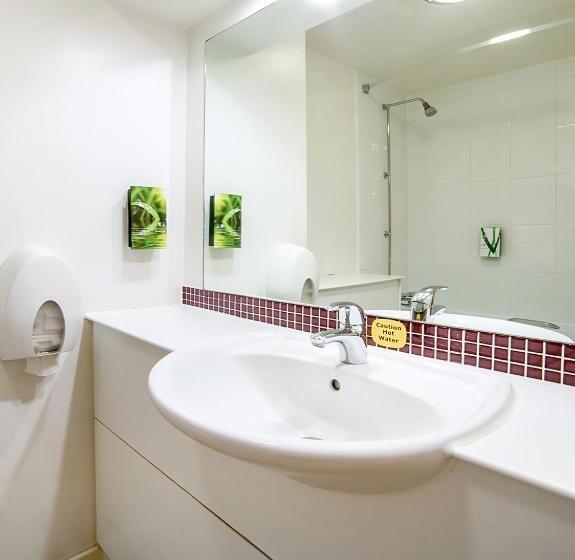 4인용 스탠다드 룸, Lakeside Haydock Hotel, St Helens