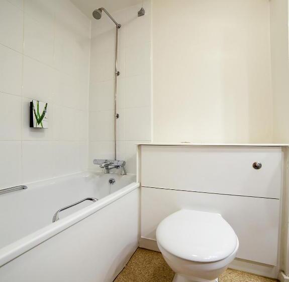 Четырехместный Номер Стандарт, Lakeside Haydock Hotel, St Helens
