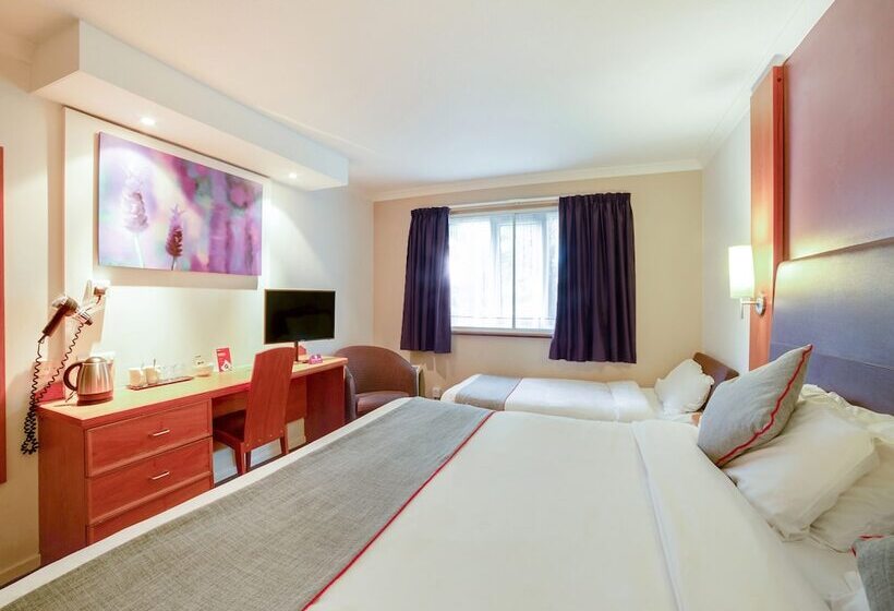 4인용 스탠다드 룸, Lakeside Haydock Hotel, St Helens