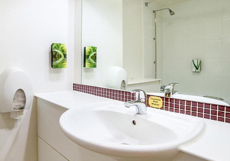 4인용 스탠다드 룸, Lakeside Haydock Hotel, St Helens