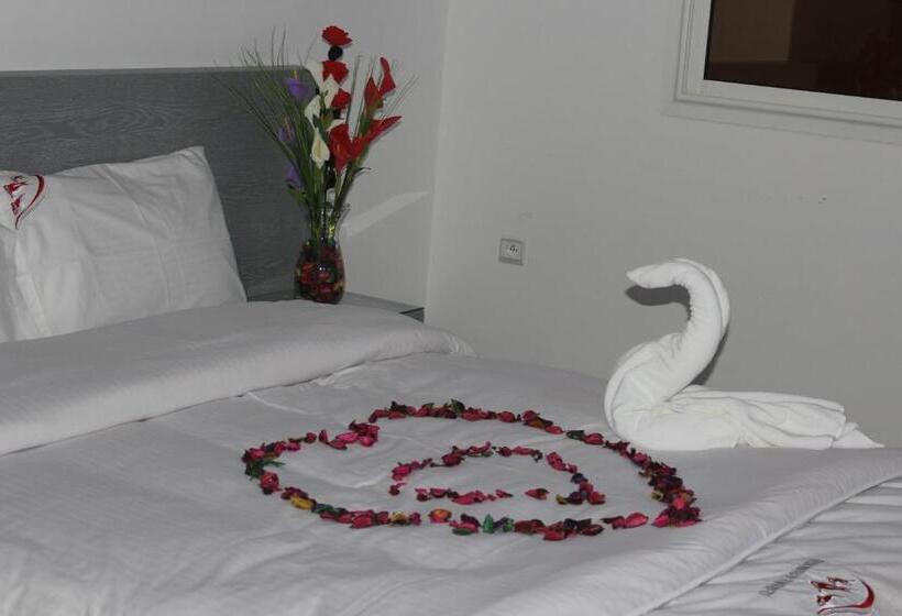 דירת חדר, Residence Achomoukhe