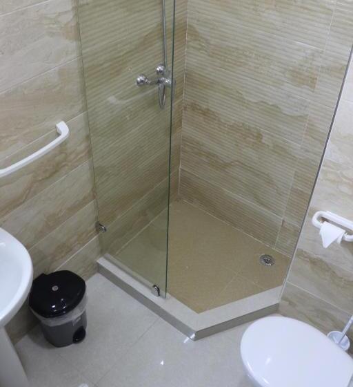 דירת חדר, Residence Achomoukhe