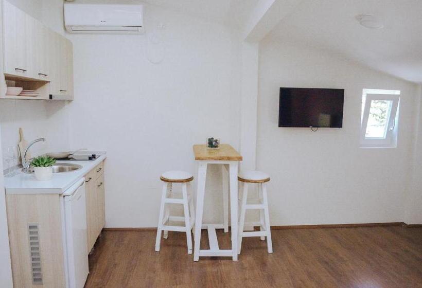 استودیوی استاندارد, White & Wood