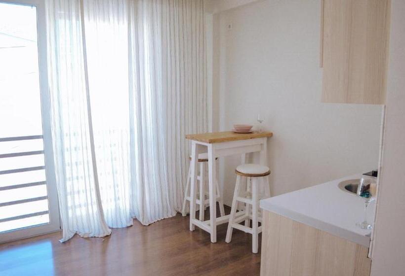 استودیوی استاندارد, White & Wood