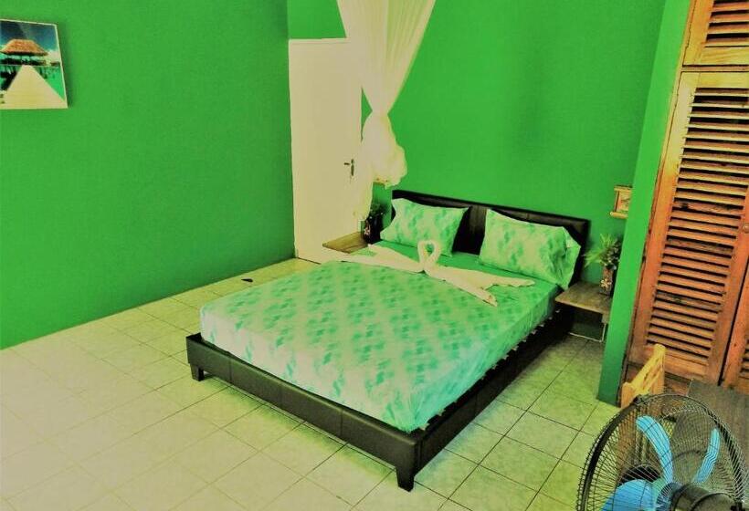 اتاق استاندارد با سرویس بهداشتی مشترک, Toga Guest House