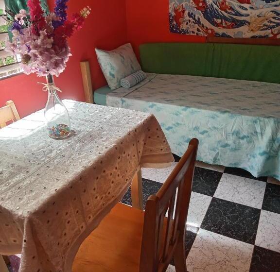 تختخواب در اتاق مشترک, Toga Guest House