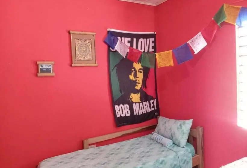 تختخواب در اتاق مشترک, Toga Guest House