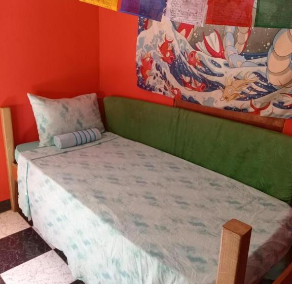 تختخواب در اتاق مشترک, Toga Guest House