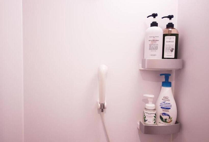 חדר מוזל מקלחת משותפת, Atelier & Hostel Nagaisa Ura