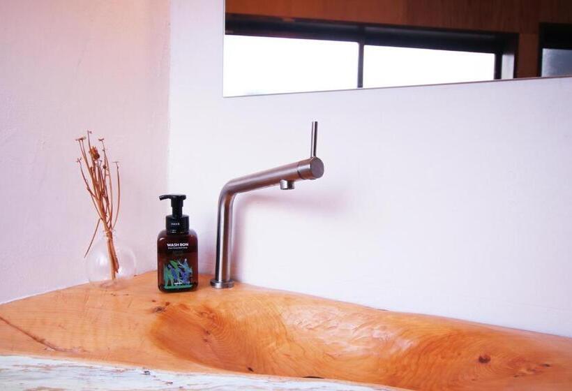 חדר מוזל מקלחת משותפת, Atelier & Hostel Nagaisa Ura