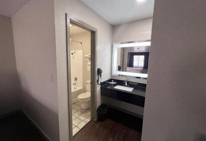 장애인을 위한 스탠다드 룸, Days Inn & Suites By Wyndham   Canton First Monday Trade Days