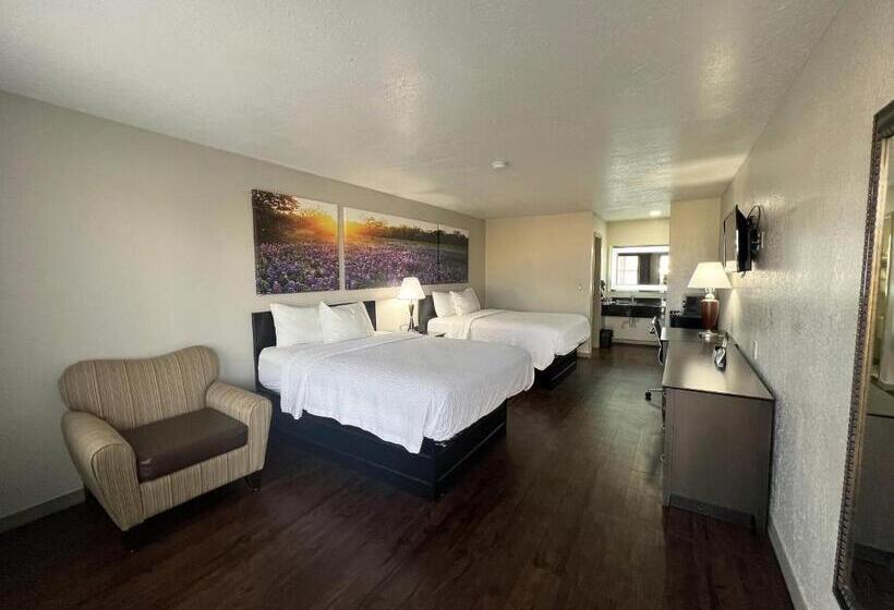 Номер Стандарт Адаптированный для Инвалидов, Days Inn & Suites By Wyndham   Canton First Monday Trade Days