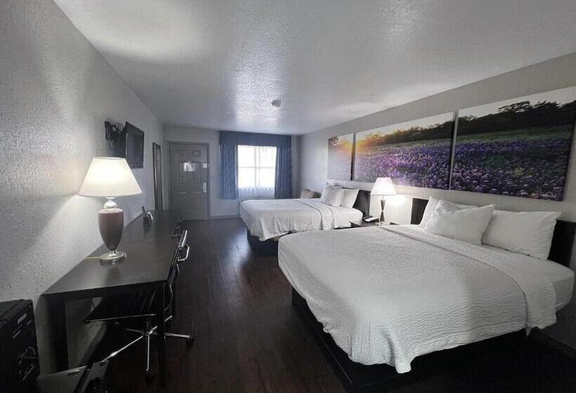 Номер Стандарт Адаптированный для Инвалидов, Days Inn & Suites By Wyndham   Canton First Monday Trade Days