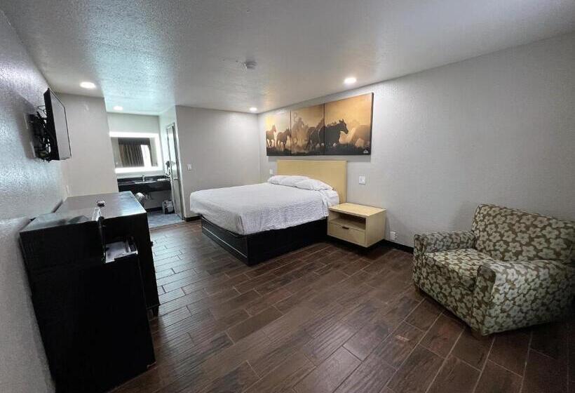 Стандартный Номер Кровать Кинг, Days Inn & Suites By Wyndham   Canton First Monday Trade Days