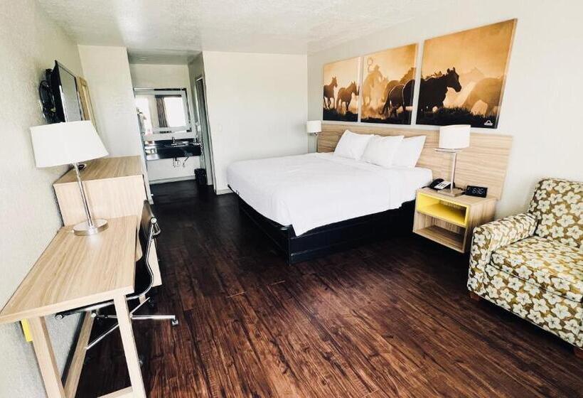 스탠다드 룸 킹사이즈 침대, Days Inn & Suites By Wyndham   Canton First Monday Trade Days