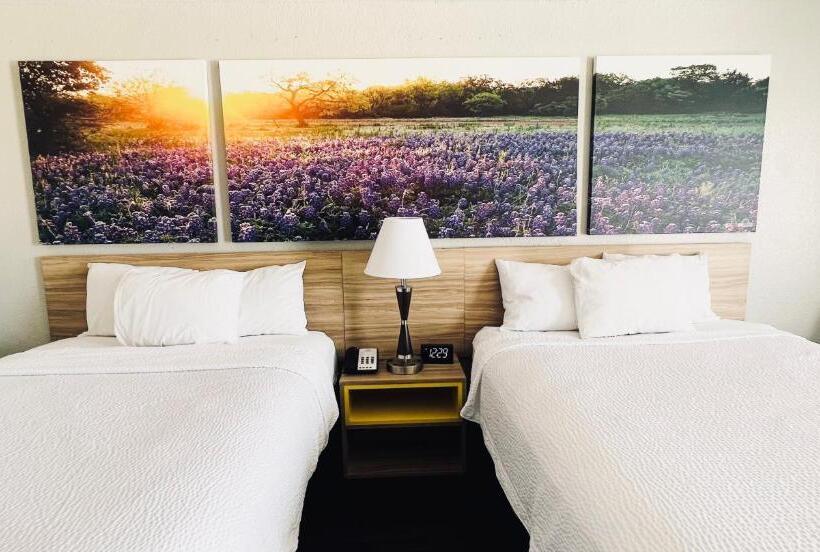 스탠다드 룸, Days Inn & Suites By Wyndham   Canton First Monday Trade Days