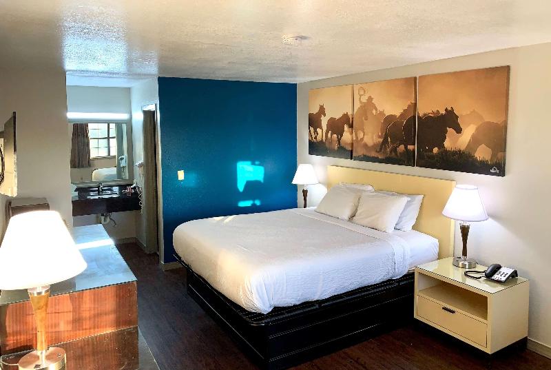 Стандартный Номер Кровать Кинг, Days Inn & Suites By Wyndham   Canton First Monday Trade Days
