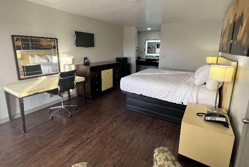 스탠다드 룸 킹사이즈 침대, Days Inn & Suites By Wyndham   Canton First Monday Trade Days