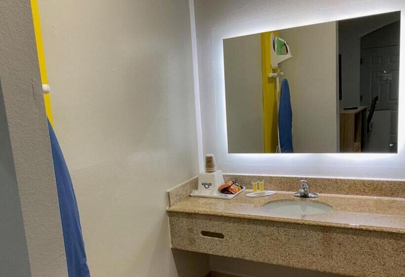 身障者適用キングサイズベッドルーム, Days Inn By Wyndham Humble/houston Intercontinental Airport