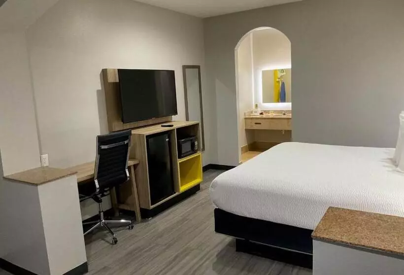 سوئیت با تخت بزرگ, Days Inn By Wyndham Humble/houston Intercontinental Airport