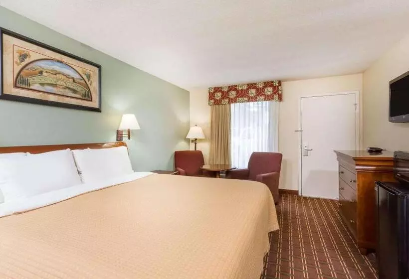 キングサイズベッドのスタンダードルーム, Days Inn By Wyndham Orangeburg