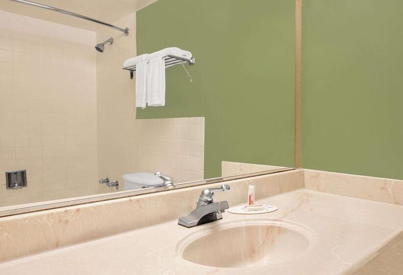 带2个双人床的标准工作室, Super 8 By Wyndham Grand Prairie North