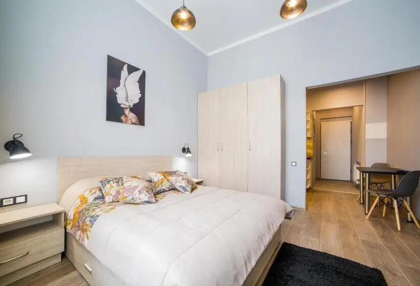 استودیوی استاندارد, Apart Hotel On Rynok Square