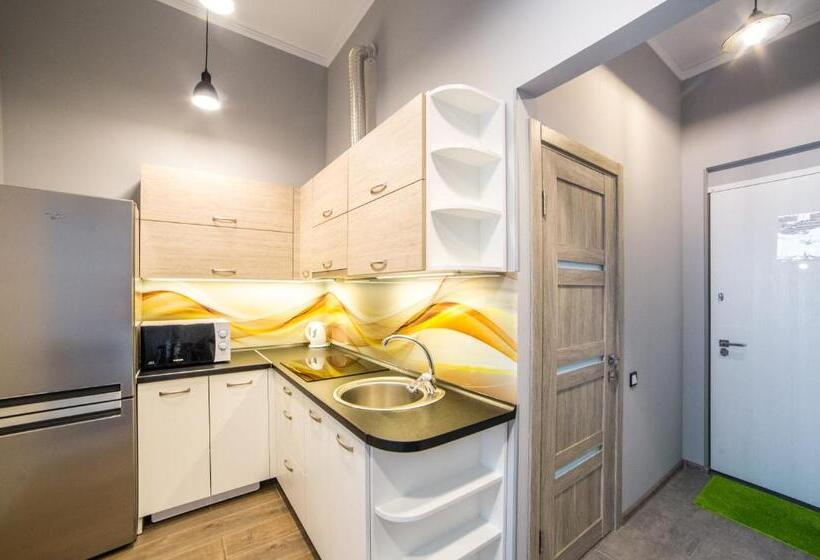 استودیوی استاندارد, Apart Hotel On Rynok Square