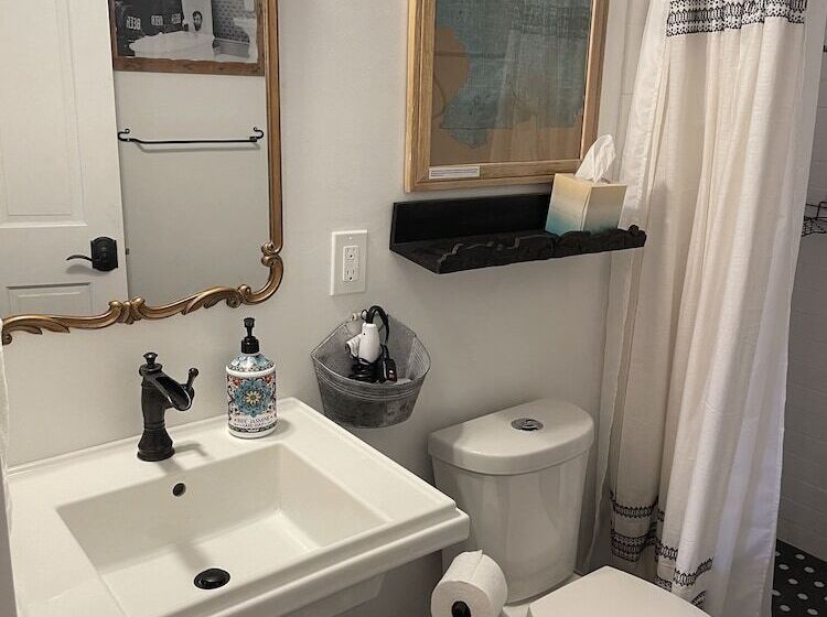 Studio Deluxe, Painted Lady Bed & Brew