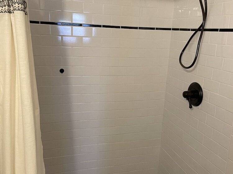 Studio Deluxe, Painted Lady Bed & Brew