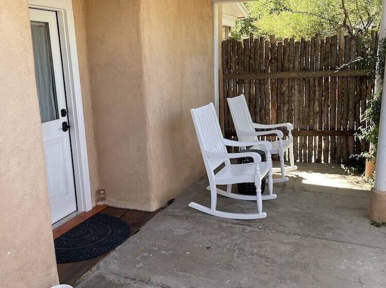 Studio Deluxe, Painted Lady Bed & Brew