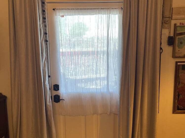 Studio Deluxe, Painted Lady Bed & Brew