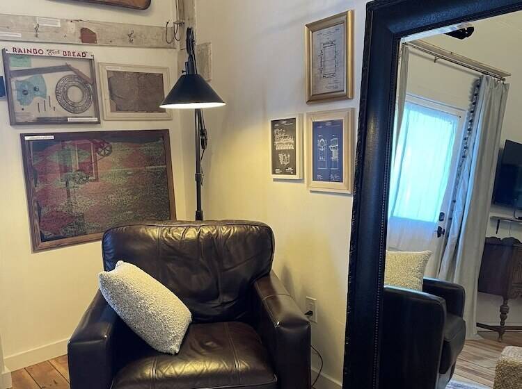 Studio Deluxe, Painted Lady Bed & Brew