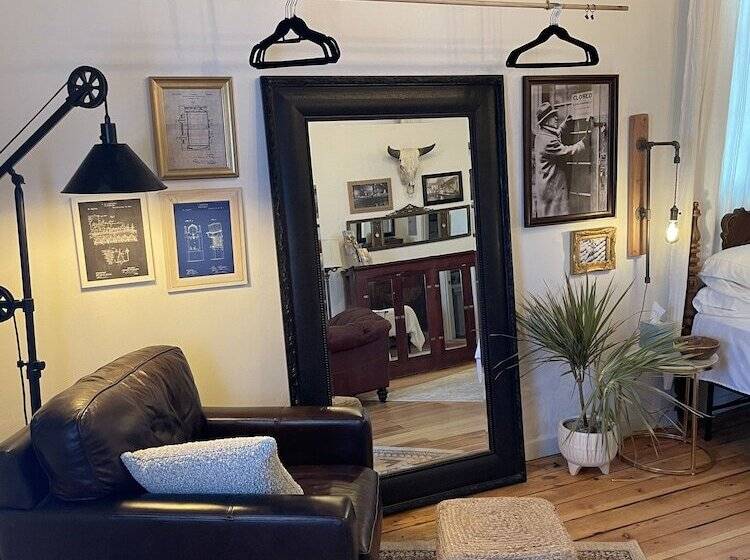 Studio Deluxe, Painted Lady Bed & Brew