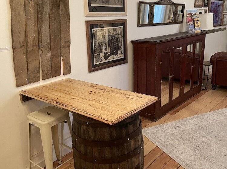 Studio Deluxe, Painted Lady Bed & Brew