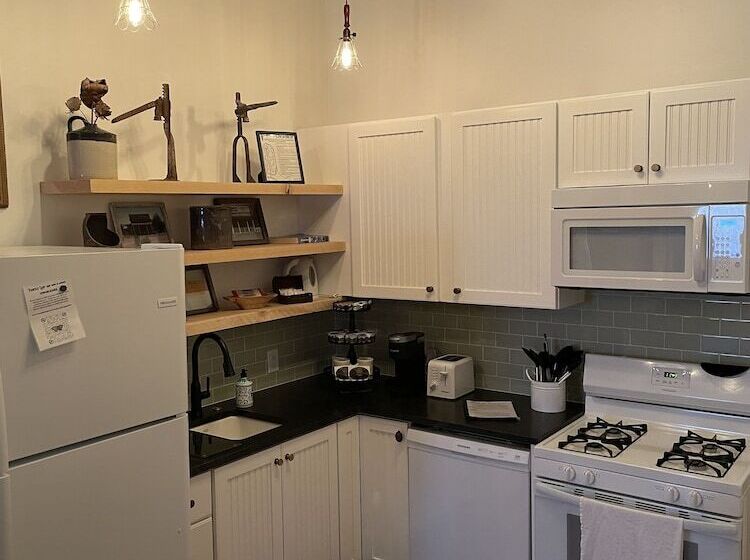 Studio Deluxe, Painted Lady Bed & Brew