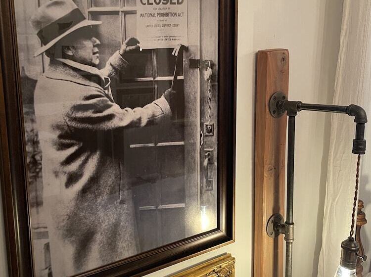 Studio Deluxe, Painted Lady Bed & Brew