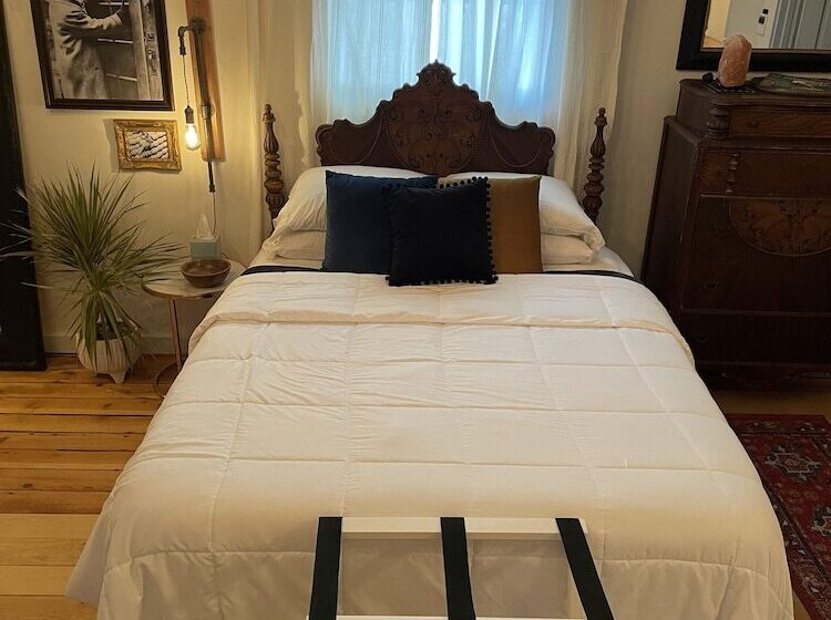 Studio Deluxe, Painted Lady Bed & Brew